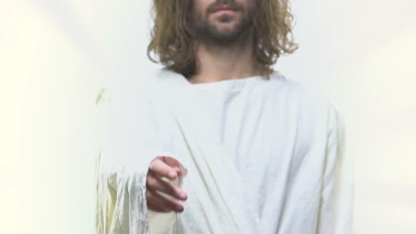 Иисус Христос протягивает руку помощи бедным, вере и духовности — стоковое видео