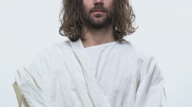 Parlak arka plan karşı elinde kutsal İncil tutan beyaz cüppe Vaiz