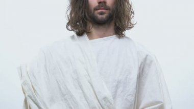 Aziz beyaz cüppe şarap şişesi, İsa'nın kan, komünyon uzanan