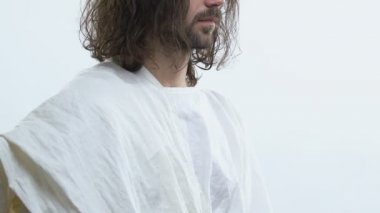 Beyaz cüppe kutsal adam tanrı şifa ve insanların bereket isteyen dua