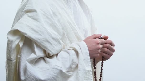 Prophet betet zu Gott mit Gebetsperlen, um Wiederholungen von Gebeten, Rosenkranz zu markieren — Stockvideo