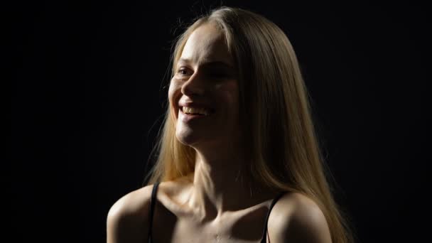 Mujer alegre riendo aislada sobre fondo oscuro, pensamiento positivo, emociones — Vídeo de stock