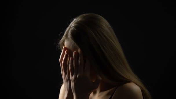 Mulher desesperada escondendo o rosto atrás das mãos, vítima de agressão familiar, escravidão sexual — Vídeo de Stock