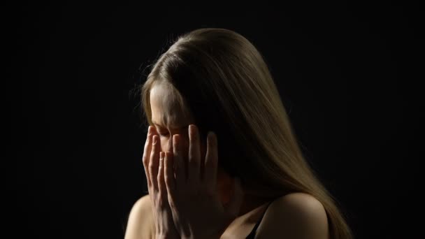 Verängstigte Dame, die keine Geste zeigt und ihr Gesicht hinter Handflächen versteckt, Frauenrechte — Stockvideo