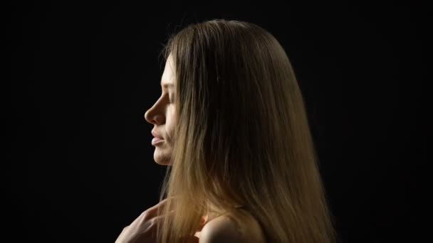 Femme confiante se déshabiller devant la caméra, séduction, service d'escorte — Video