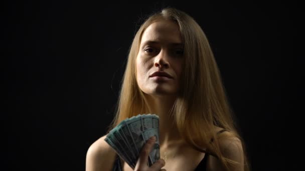 Junge Frau streichelt Körper mit Dollars, genießt Budget, Casino-Jackpot, Sieg — Stockvideo