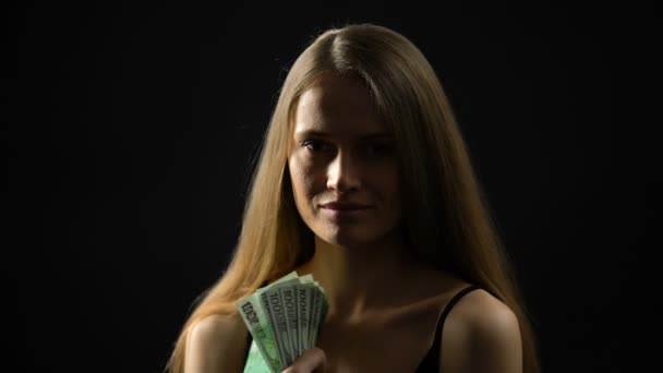 Krásná žena pohladila tělo eura, baví se s příjmem, Jackpot z loterie — Stock video