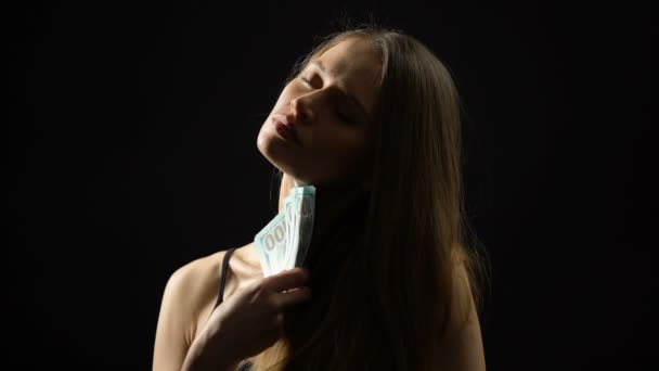 séduisante dame caressant le corps avec des billets de dollars, amour pour l'argent, prostituée 