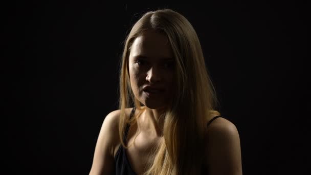 Nervózní žena bojující s vnitřním hněvem, snaže se uklidnit, negativní emoce — Stock video