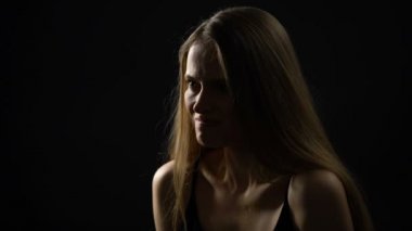 Kızgın kadın karanlık arka plan karşı çığlık, stres giderici, depresyon