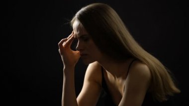 Yalnız kadın masaj kafa, migren ve stres, sorun muzdarip