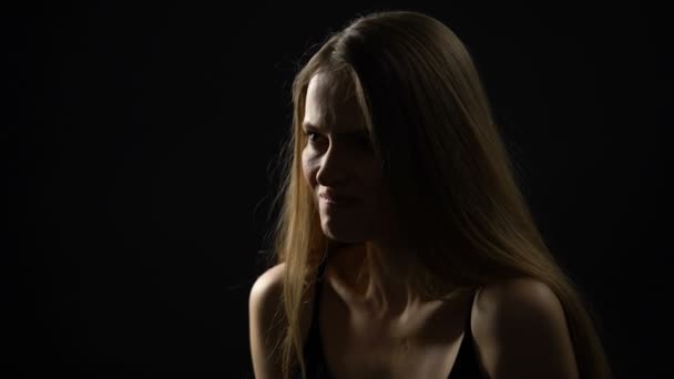 Mujer enojada gritando contra el fondo oscuro, aliviando el estrés, depresión — Vídeo de stock