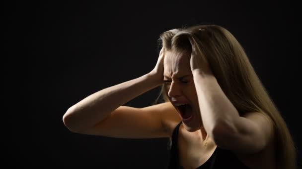 Sinirli kadın baş tutarak ve çığlık, ruhsal bozukluk, depresyon — Stok video