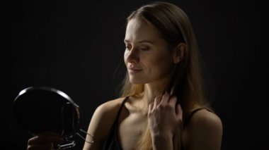 Genç kadın ayna yansıması bakıyor, güzellik zevk, yüksek benlik saygısı