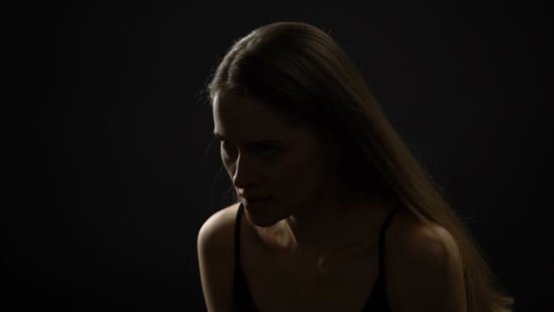 Злий жінка нервово пояснює щось, конфліктний компроміс, сімейні проблеми — стокове відео