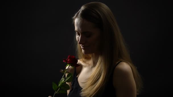 Lächelnde Frau mit roter Rose, romantischem Symbol und Weiblichkeit, Valentinstag — Stockvideo