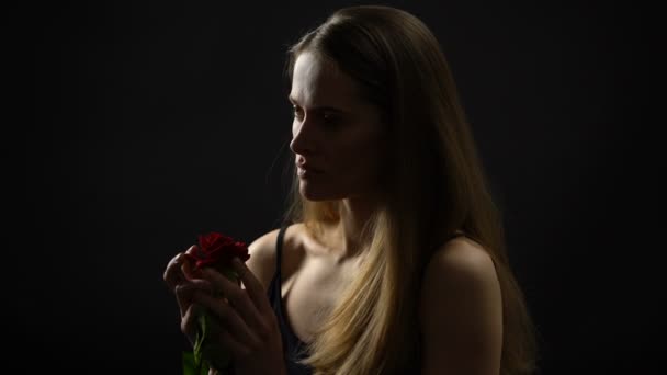 Розлючена жінка стискає червону троянду, конфліктує з хлопцем, розпадається концепція — стокове відео