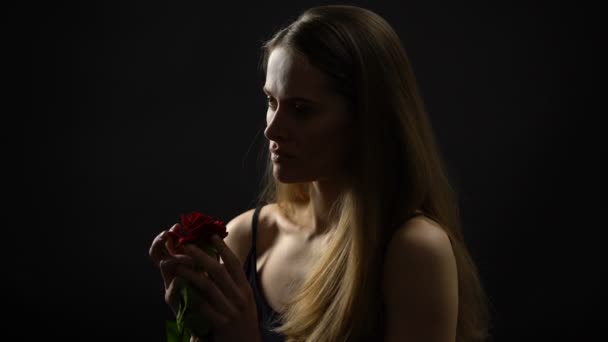 Femme en colère serrant rose rouge, conflit avec petit ami, concept de rupture 