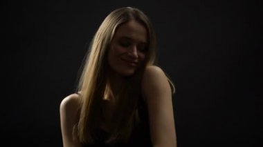 Karanlık arka plan karşı baştan çıkarıcı kadın dans, şerit dansçı müşteri davet