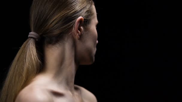 Main masculine mettant mauvaise étiquette fille sur l'oreille féminine, stéréotypes sur le comportement des femmes — Video