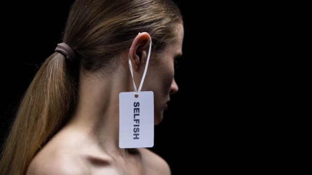 Femme enlève l'étiquette égoïste de l'oreille, confiance en soi, protestation contre l'affront — Video