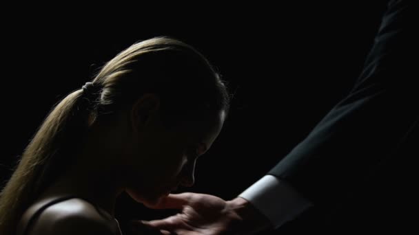 Hombre enojado agarrando a las mujeres cara, sumisión y humillación, fondo oscuro — Vídeos de Stock