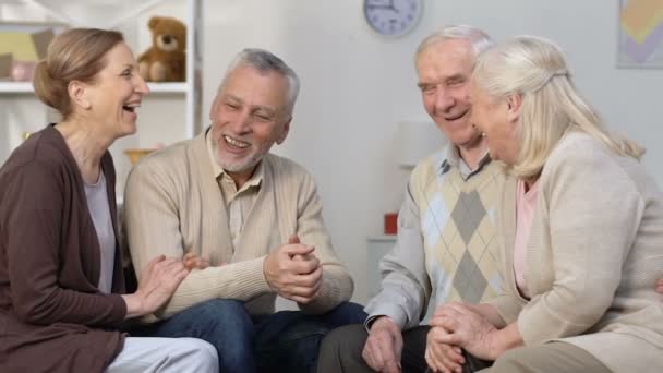 Twee senior koppels praten en lachen in verpleeghuis, vrienden communicatie — Stockvideo