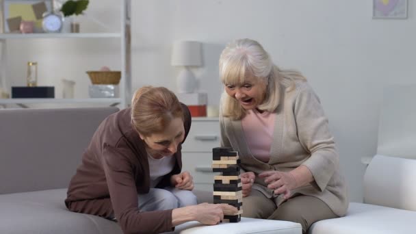 Zwei aufgeregte ältere Damen, die Spiel, Freundschaft und Spaß miteinander genießen — Stockvideo