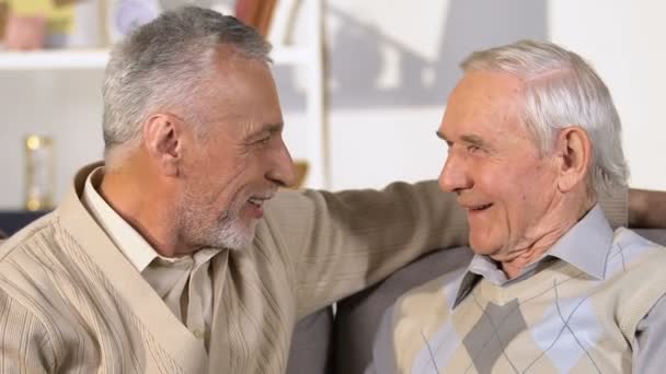 Ηλικιωμένοι άντρες φίλοι που μιλούν και αγκαλιάζονται, συναντήσεις αδέλφια, χαιρετισμός διακοπών — Αρχείο Βίντεο