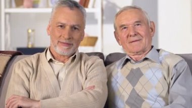 Mutlu yaşlı adamlar kamera görünümlü ve gülümseyen, mutlu emeklilik, başarı ve zenginlik