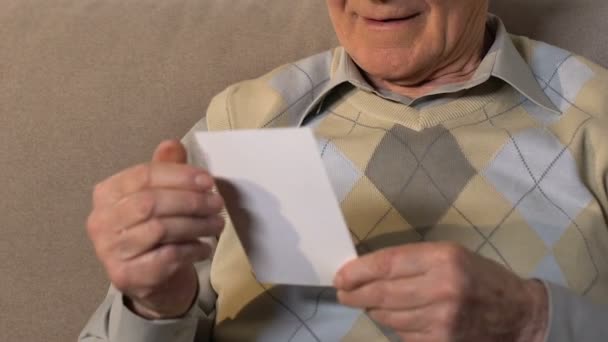 Lycklig Senior man tittar på foto, goda minnen, kärlek ömhet, kärlek — Stockvideo