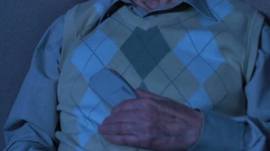 Erkek emekli kanepede yakın çekim oturan ön tv uyku, uyku, yorgunluk sahip