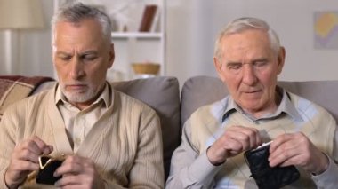 Depresif yoksul emekliler boş cüzdan, sosyal güvensizlik, para eksikliği gösteren