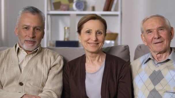 Pozitif yaşlı insanlar kamera, sosyal güvenlik, sağlıklı emekliler gülümseyen — Stok video