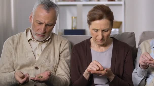 Kızgın yaşlılar para sayıyor, emeklilerin sosyal sorunları, yoksulluk — Stok video