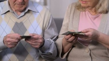 Üzgün kıdemli çift dolar, emeklilik reformu, eski için sosyal garantisayma