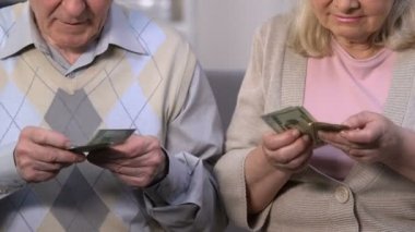 Hayal kırıklığına uğramış yaşlı çift dolar sayma, yaşam için para eksikliği, yüksek yarar