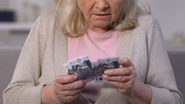 Mutsuz yaşlı kadın euro banknotlar, küçük emeklilik, para sızlık, yoksulluk sayma