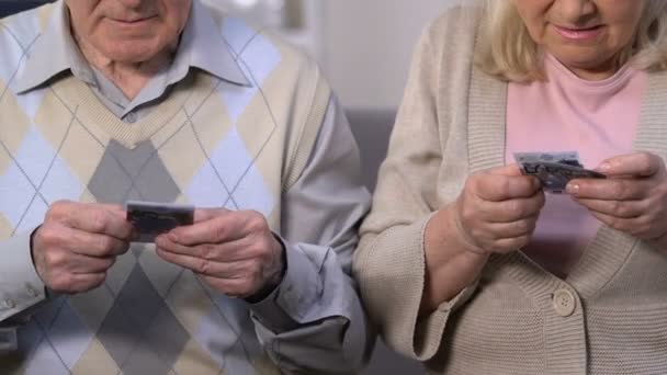 Arga pensionärer räkna sista pengar, Mad på regeringen för social osäkerhet — Stockvideo