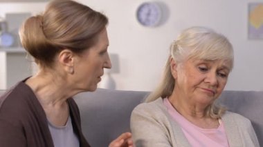Yaşlı kadın sorun zamanında arkadaş sakinleştirici, ilişki sorunları, boşanma