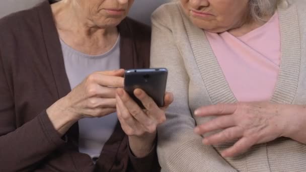 Aged women using internet on smartphone, lack of skills, difficult technologies — Stock Video