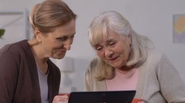Senyor kadınlar tabletuygulamasıyla kolayca başa çıkma ve kameraya, teknolojilere bakmaları