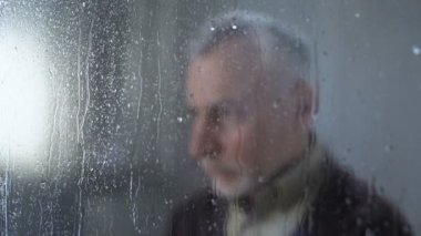 Üzgün erkek emekliye yalnız duygu, yağmur damla pencere cam, melankoli, sorun