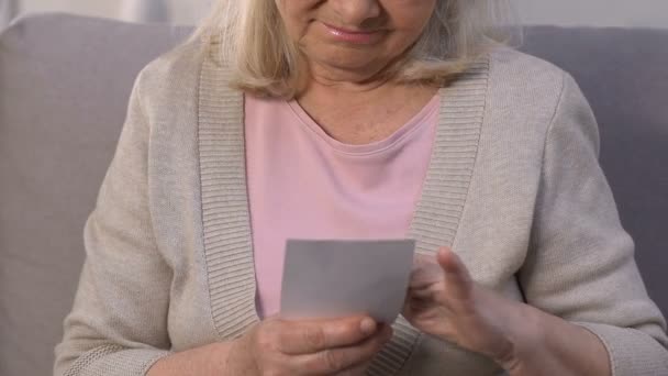 Dame aînée regardant et embrassant la photo du mari décédé, de bons souvenirs — Video