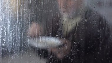 Yaşlı emekli adam tiksinti, ucuz gıda, diyet ile tatsız lapa yeme