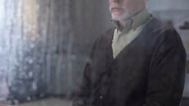 Hasta emekli beyefendi huzurevinde hap suyu alarak, reçeteli ilaç