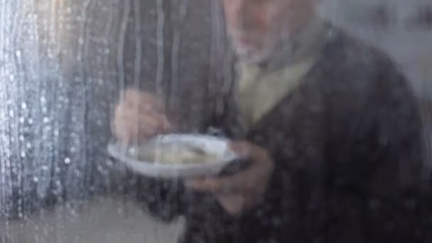 Дедушка ест кашу дома, здоровое питание, органический завтрак, еду — стоковое видео