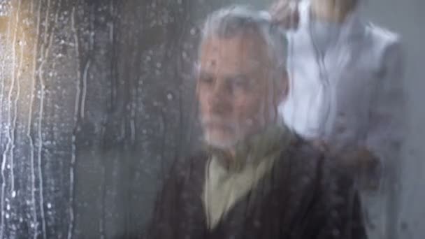 Caregiver yaşlı adam saç Penye, Hemşire bakım yalnız emekliyenin içinde darülaceze — Stok video
