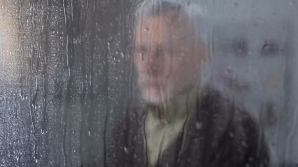 Arzt unterstützt kranken alten Mann, streichelt geduldige Schulter, harte Zeit, Einsamkeit — Stockvideo