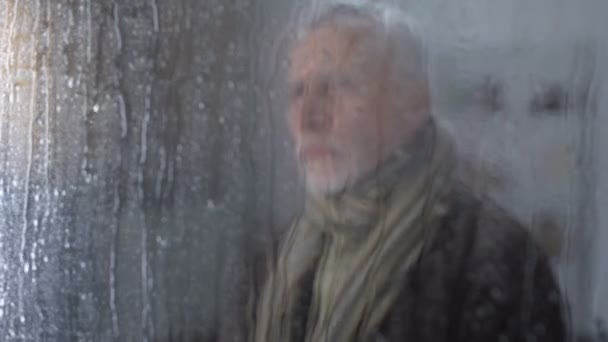 Uomo anziano in sciarpa che soffre di mal di gola, bere tè caldo a casa, salute — Video Stock